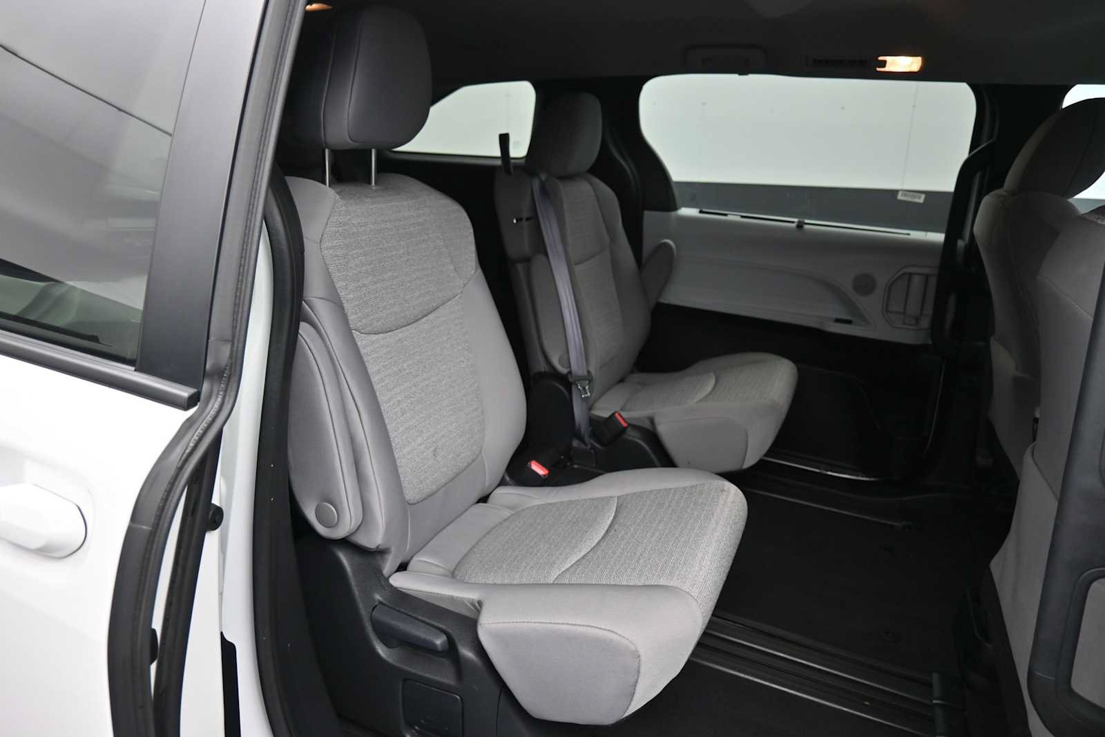 Certified 2025 Toyota Sienna LE FWD image 24