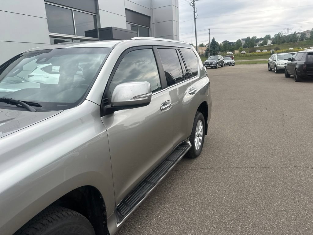 Certified 2022 Lexus GX 460 Premium w/ Premium Package AWD/4WD image 4