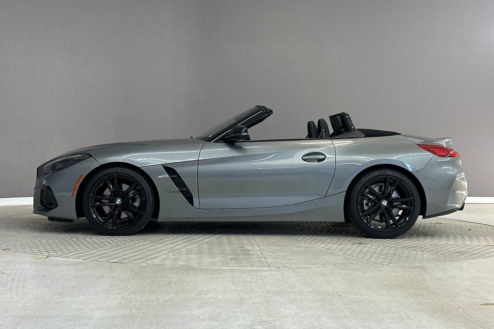 Certified 2024 BMW Z4 sDrive30i w/ Shadowloine Package RWD image 2