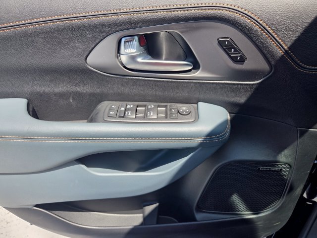 New 2027 Chrysler Pacifica Pinnacle w/ Theater Group FWD image 27