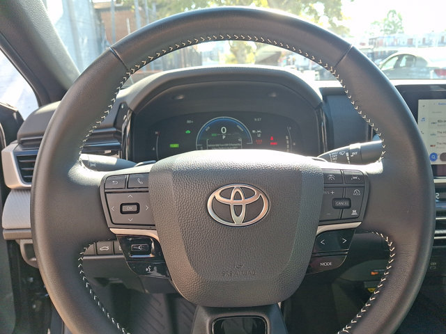 Used 2025 Toyota Camry SE FWD image 19