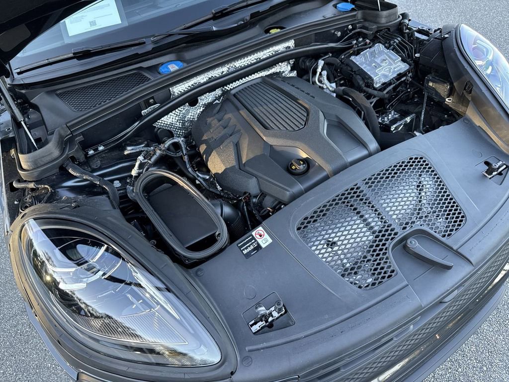 Certified 2025 Porsche Macan image 30