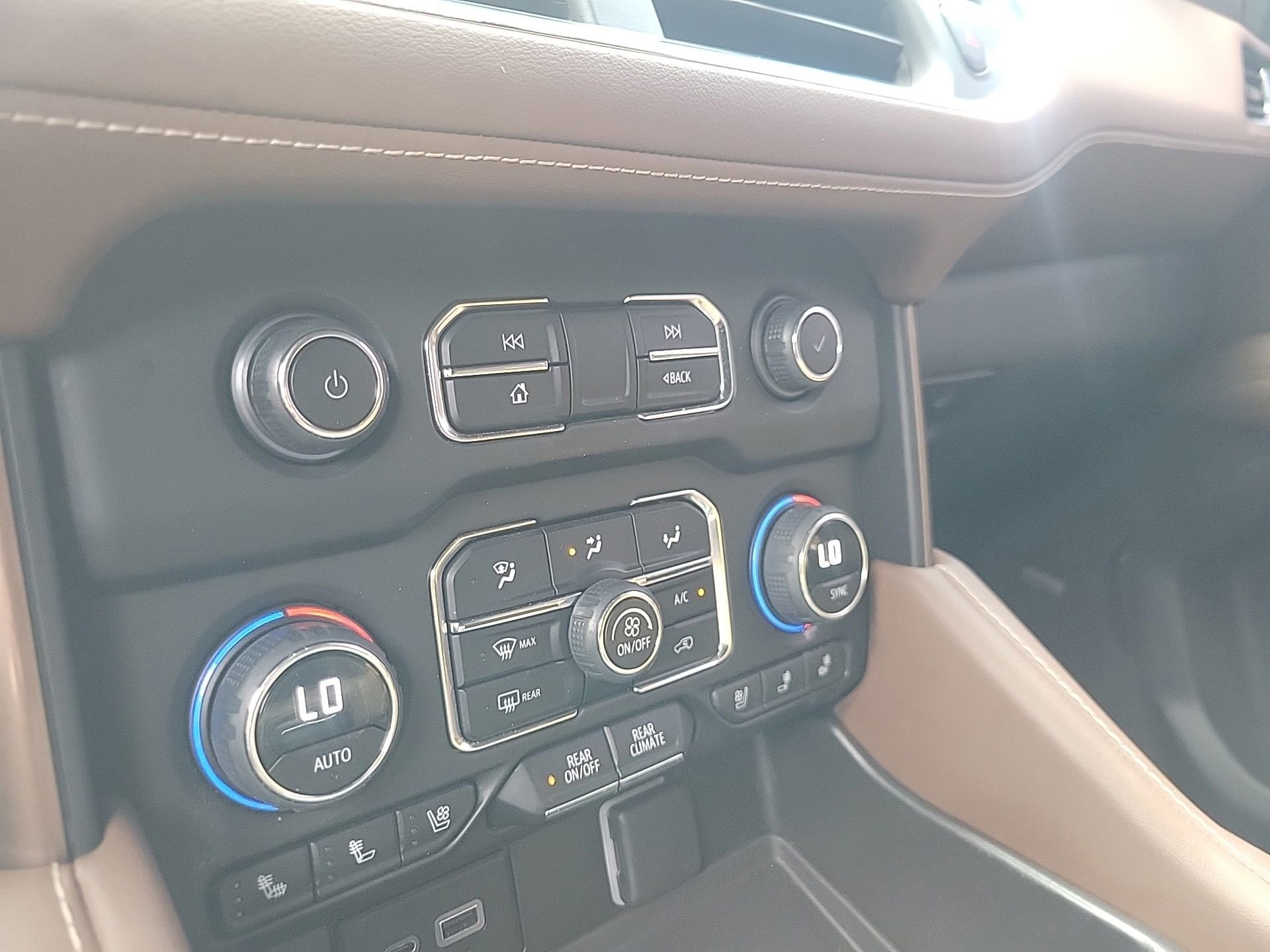Used 2023 Chevrolet Suburban High Country RWD image 32