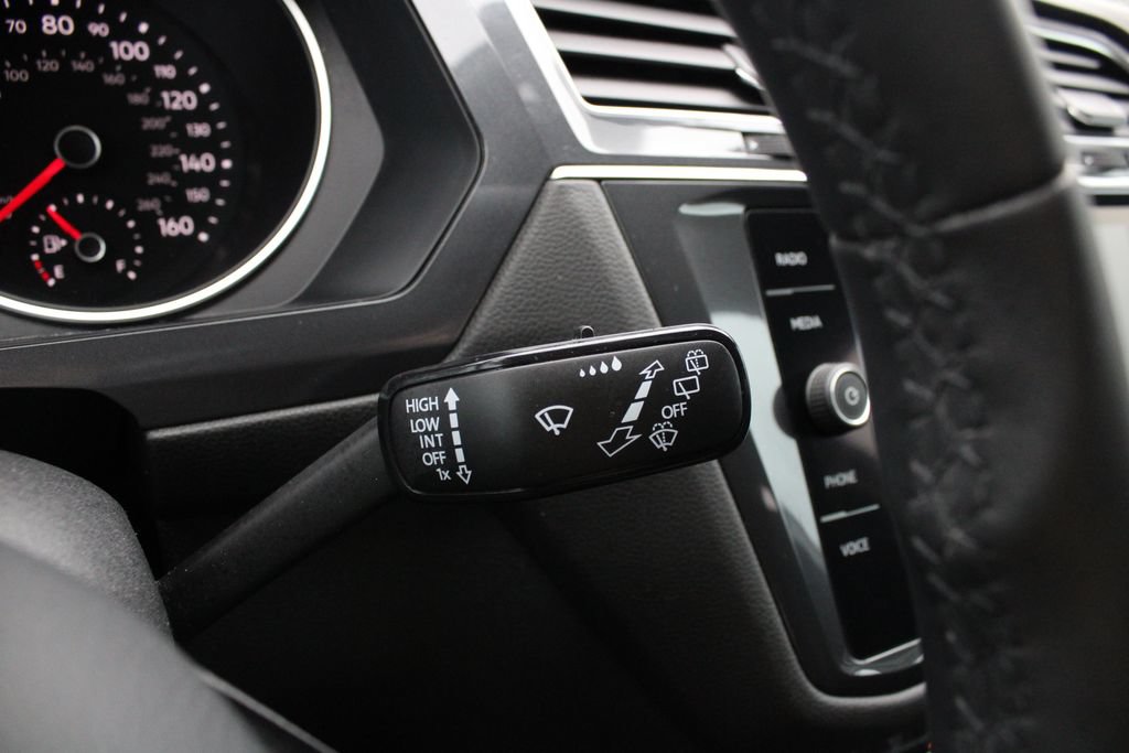 Used 2020 Volkswagen Tiguan SE AWD/4WD image 14