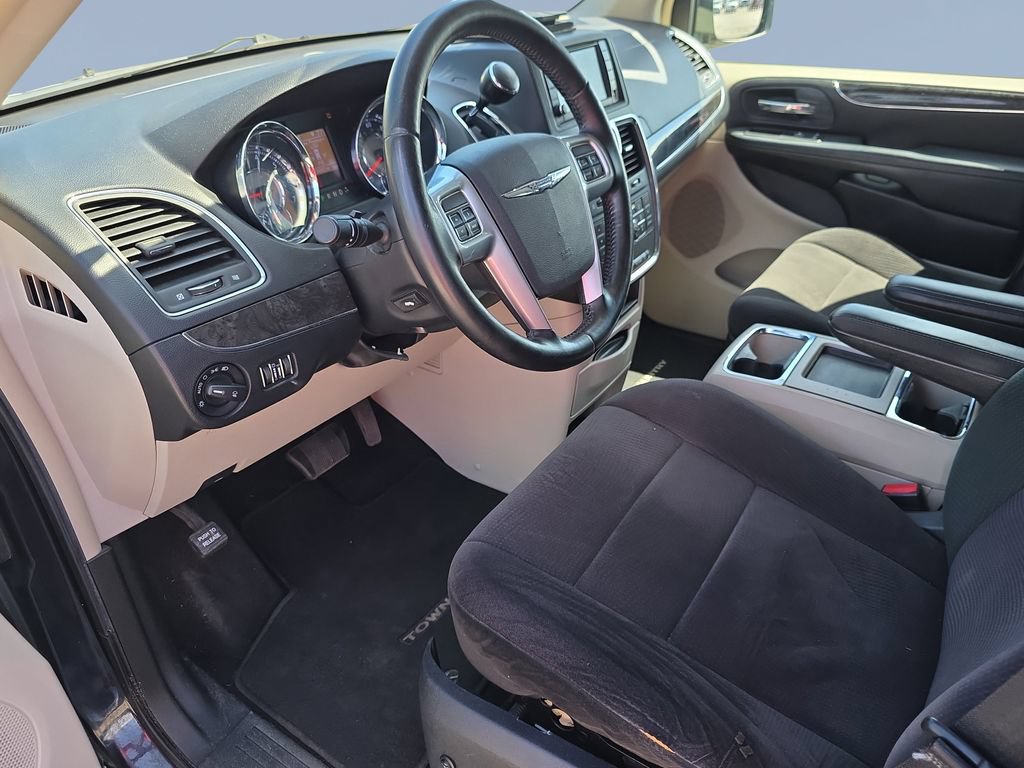Used 2011 Chrysler Town & Country Touring FWD image 10