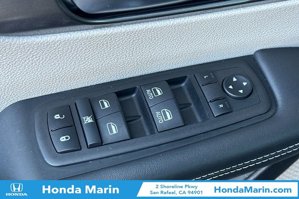 Used 2024 Chrysler Pacifica Select image 15