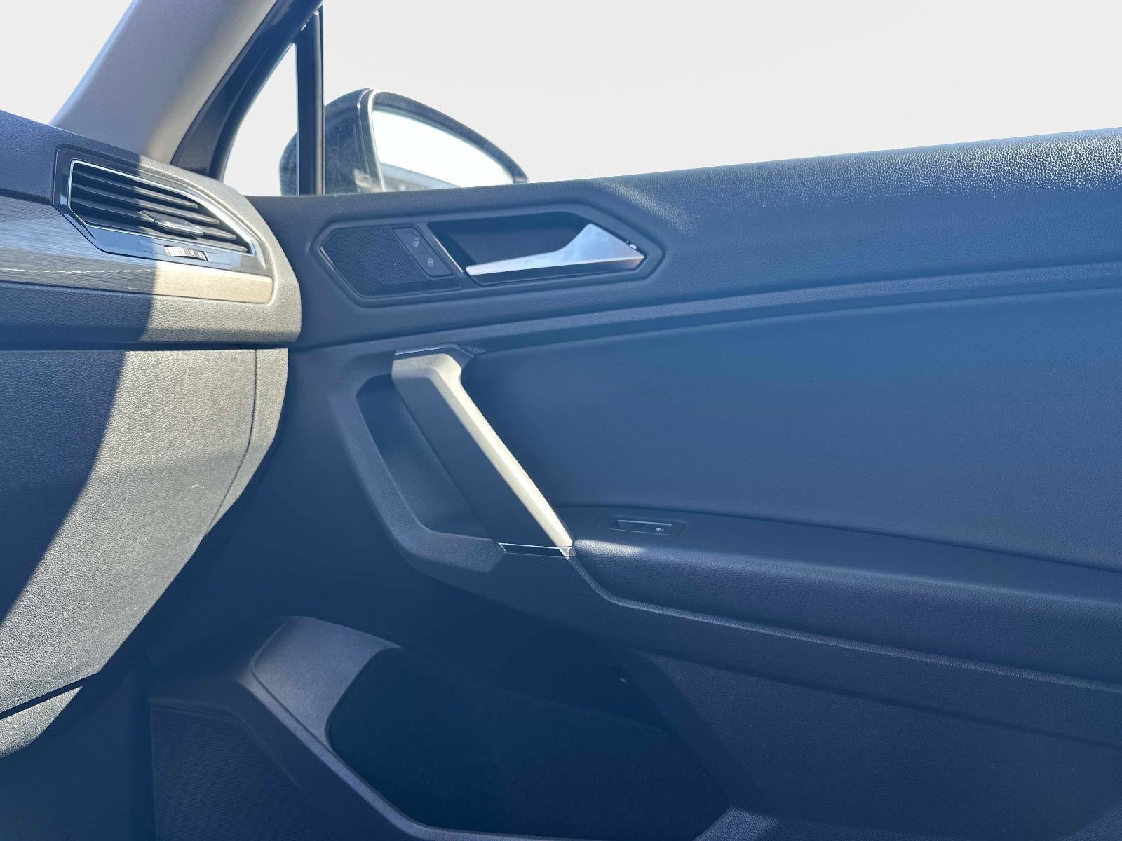 Used 2020 Volkswagen Tiguan SE image 21