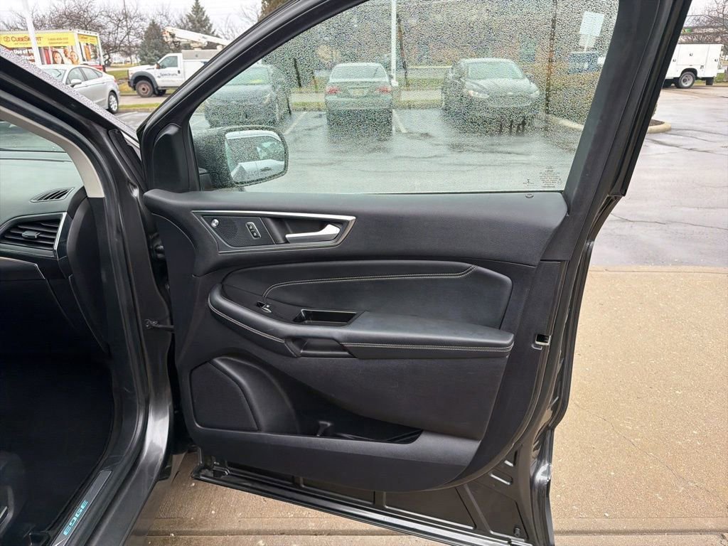 Certified 2019 Ford Edge Titanium w/ Equipment Group 301A image 32