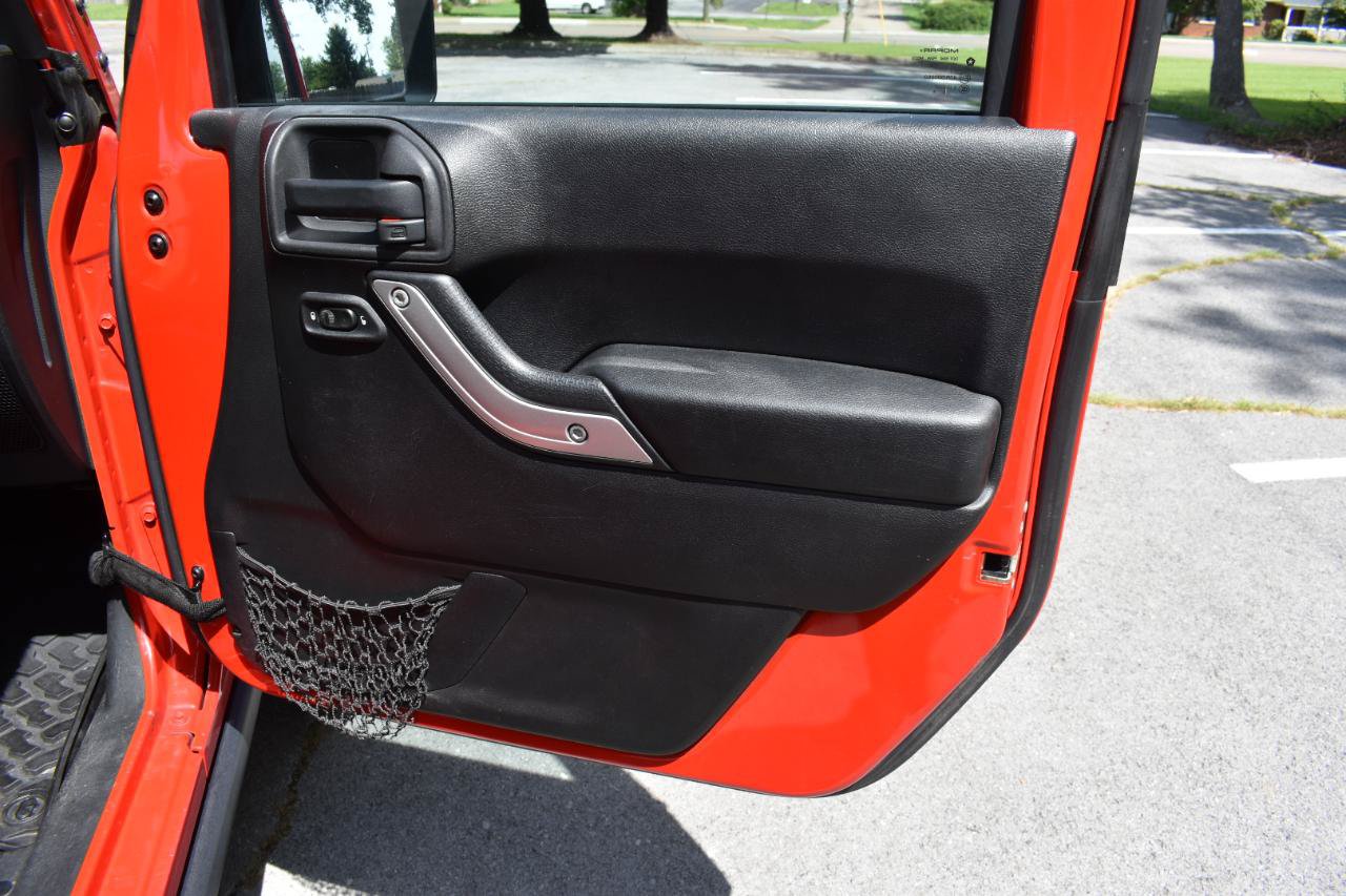 Used 2014 Jeep Wrangler Unlimited Rubicon w/ Connectivity Group AWD/4WD image 22