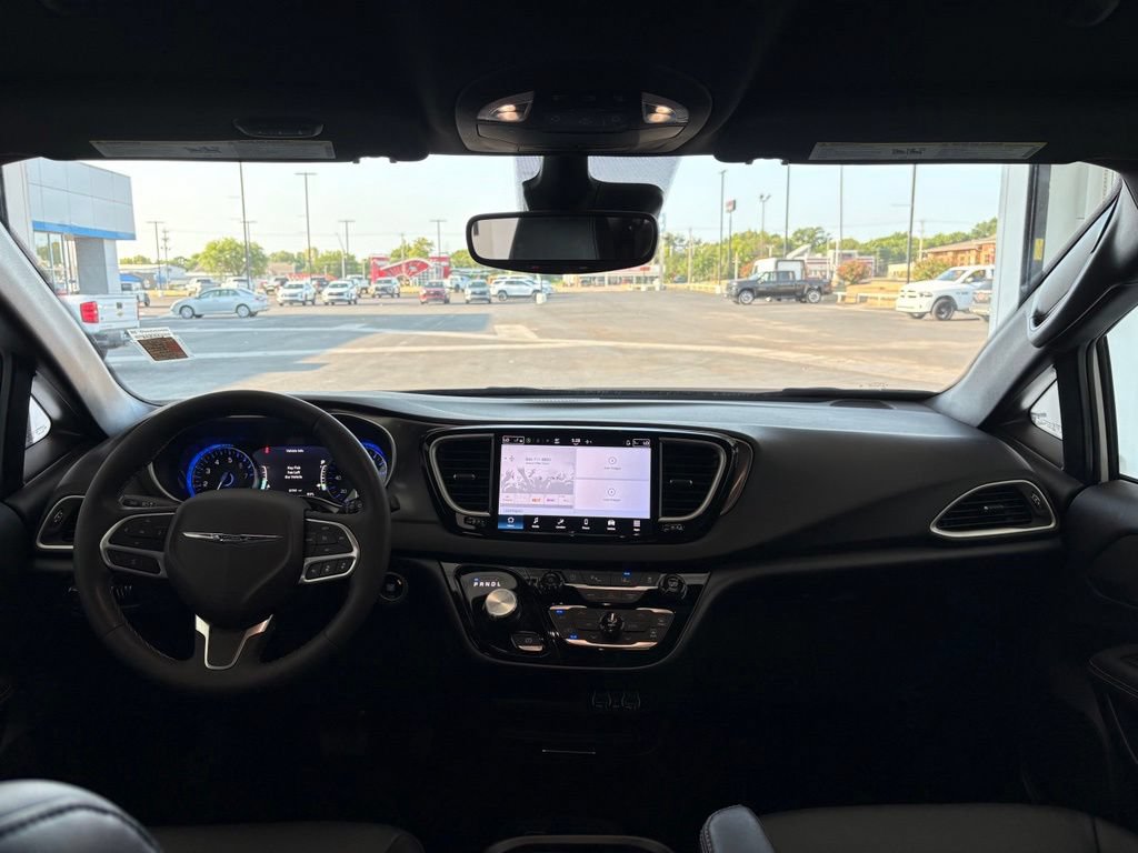 Used 2025 Chrysler Pacifica Select FWD image 41