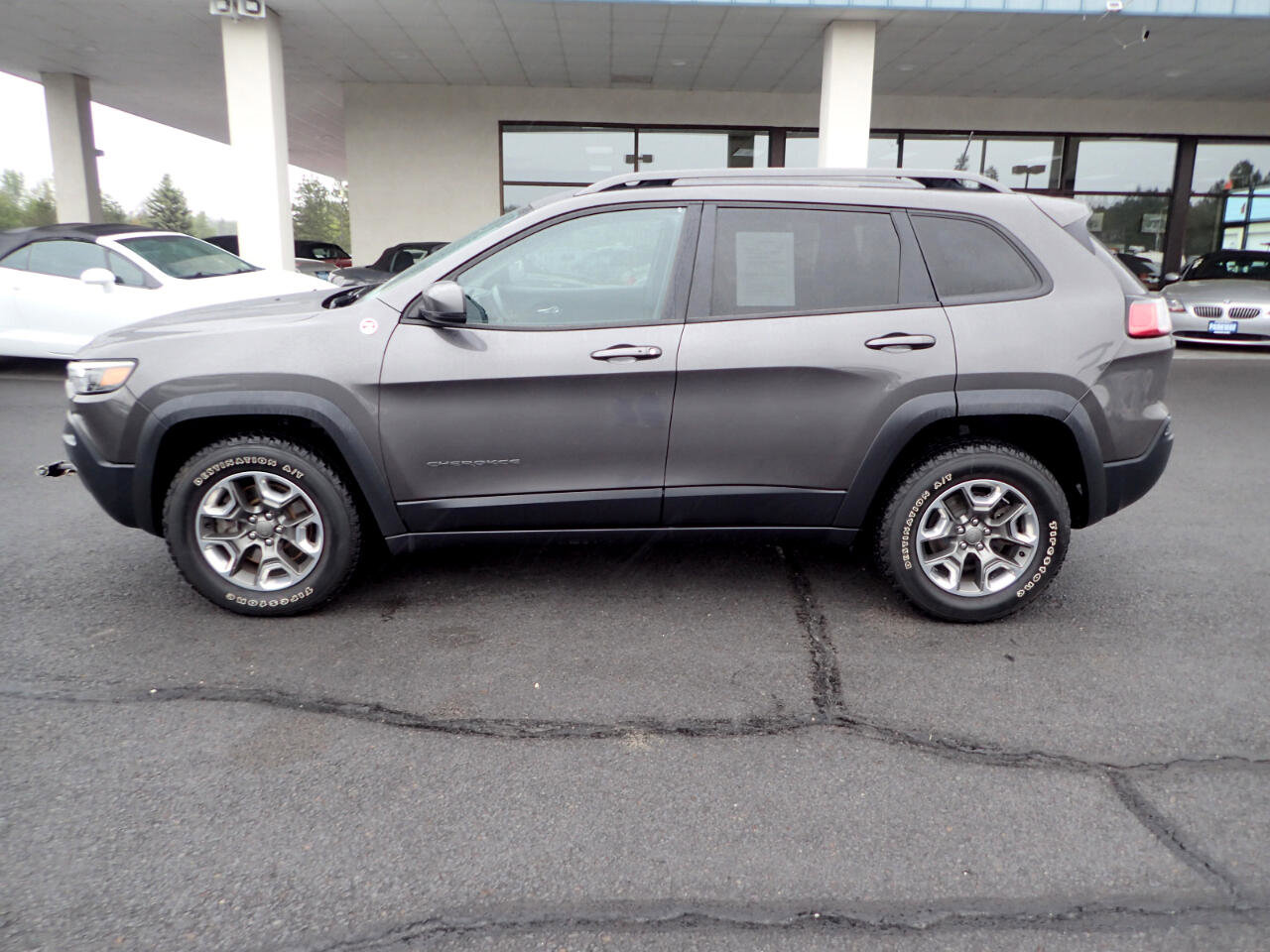 Used 2019 Jeep Cherokee Trailhawk image 2