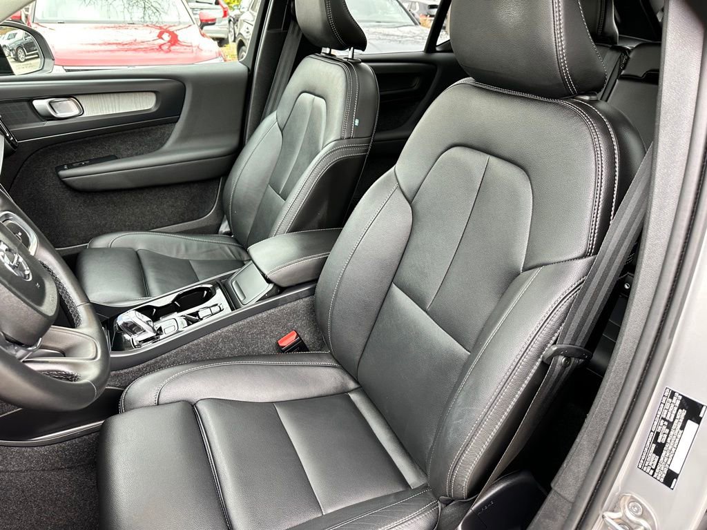 Used 2025 Volvo XC40 B5 Plus image 16