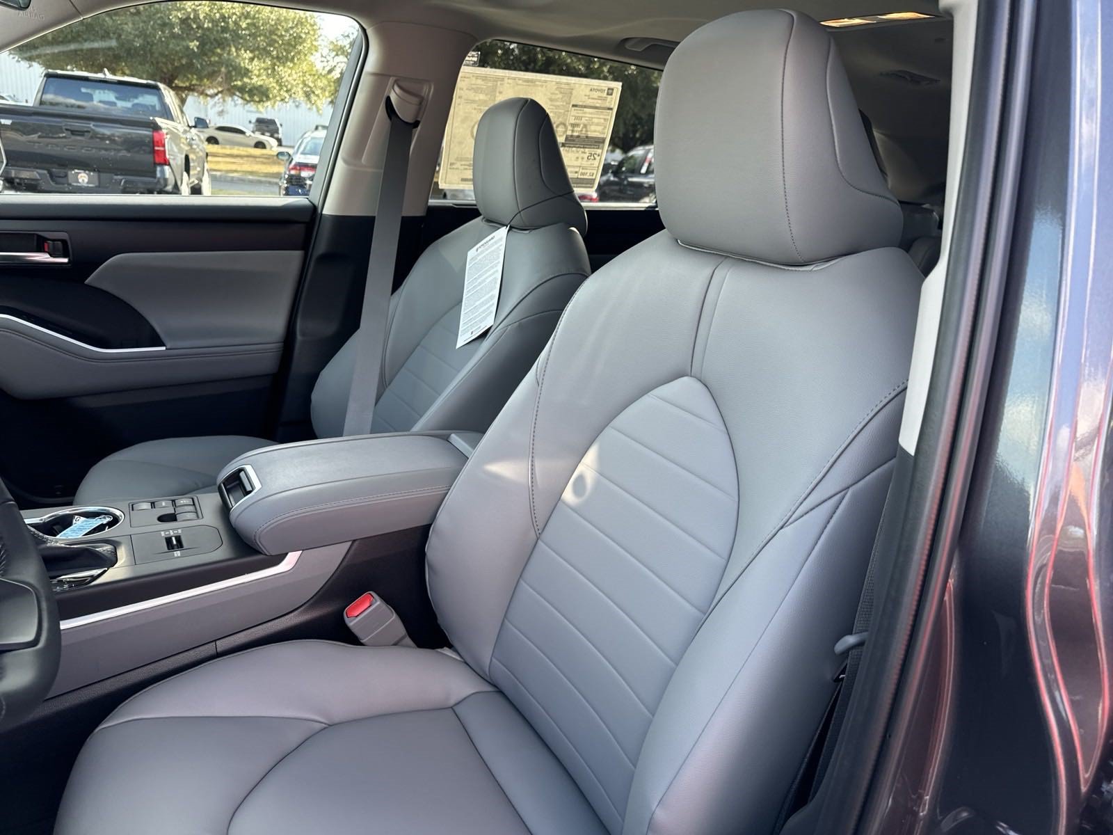 New 2025 Toyota Highlander XLE FWD image 14