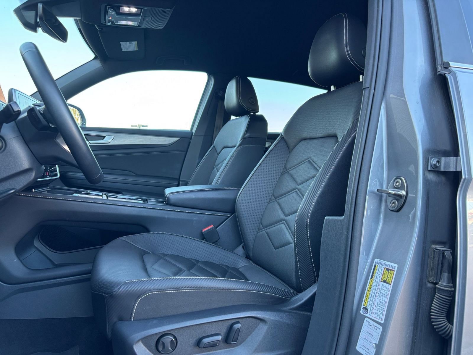 Used 2025 Volkswagen Atlas Cross Sport SE FWD image 29