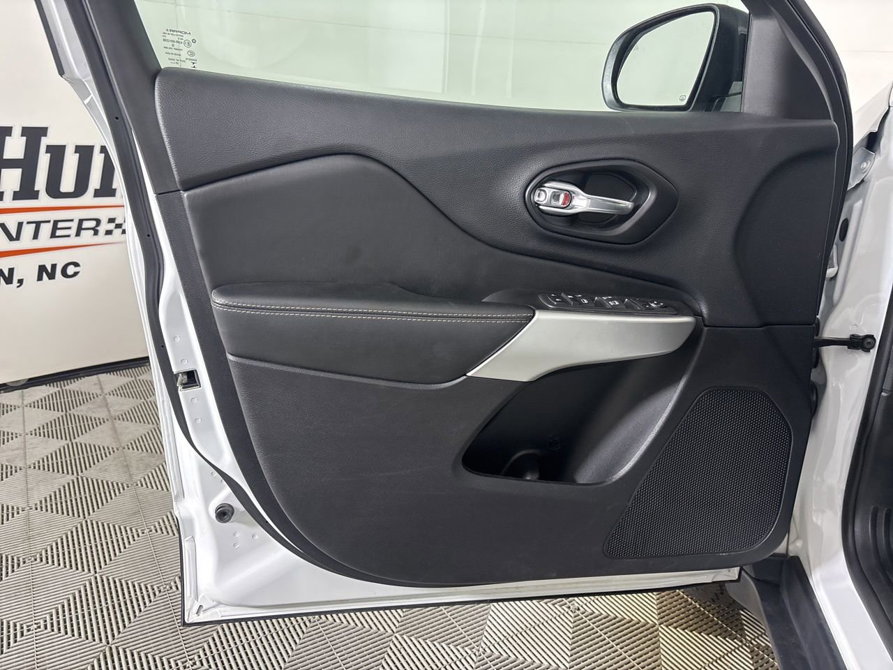 Used 2022 Jeep Cherokee Latitude w/ Sun & Sound Group AWD/4WD image 8