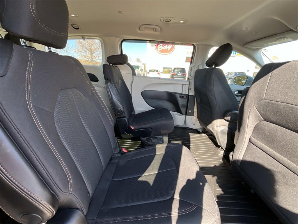 Used 2020 Chrysler Pacifica Touring w/ Tire & Wheel Group image 13