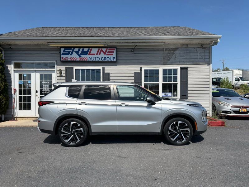 Used 2022 Mitsubishi Outlander SE image 1