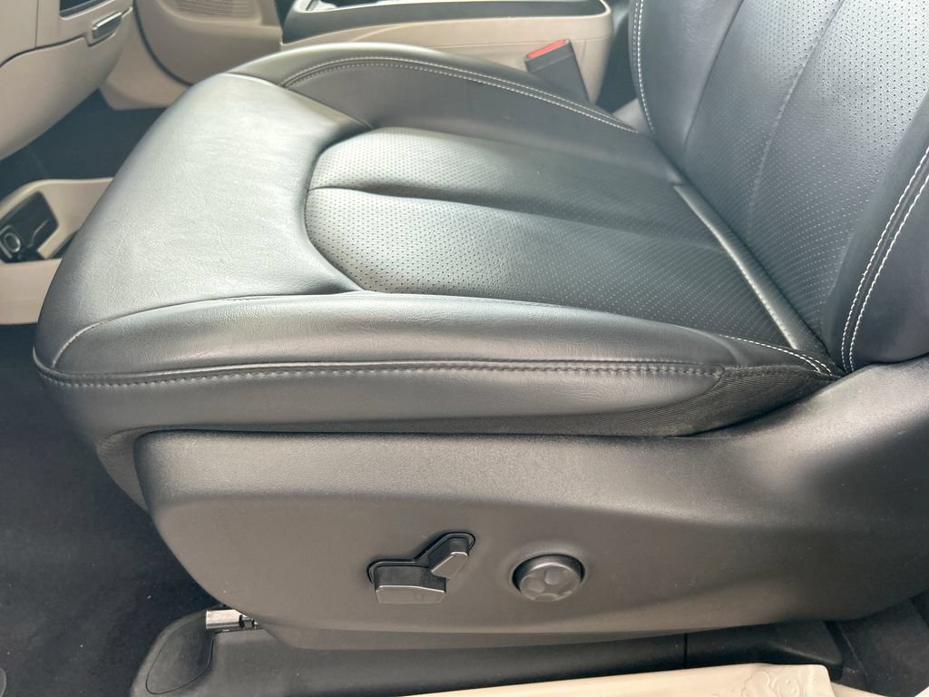 Used 2023 Chrysler Pacifica Touring-L FWD image 12