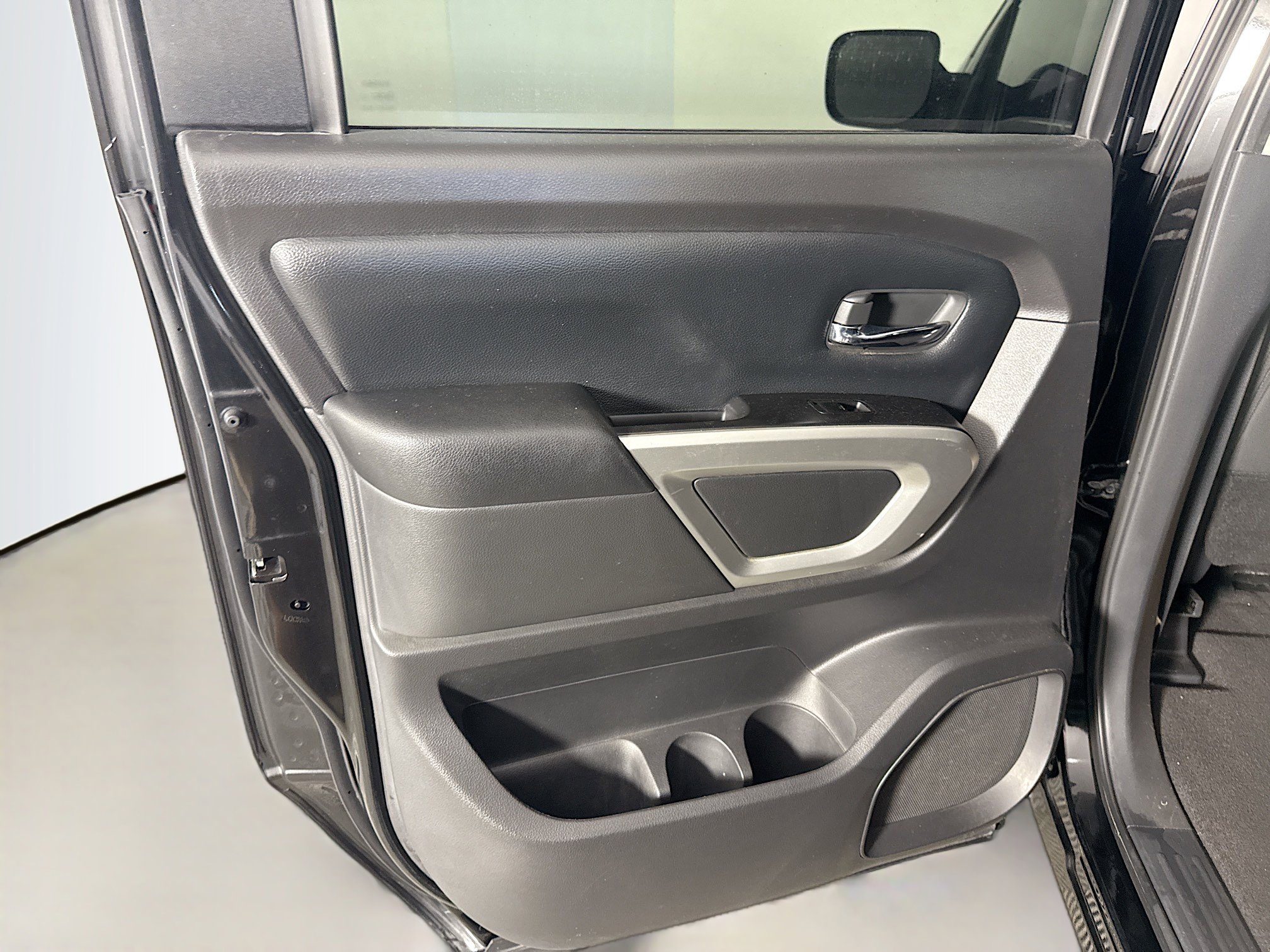 Used 2017 Nissan Titan SV image 25