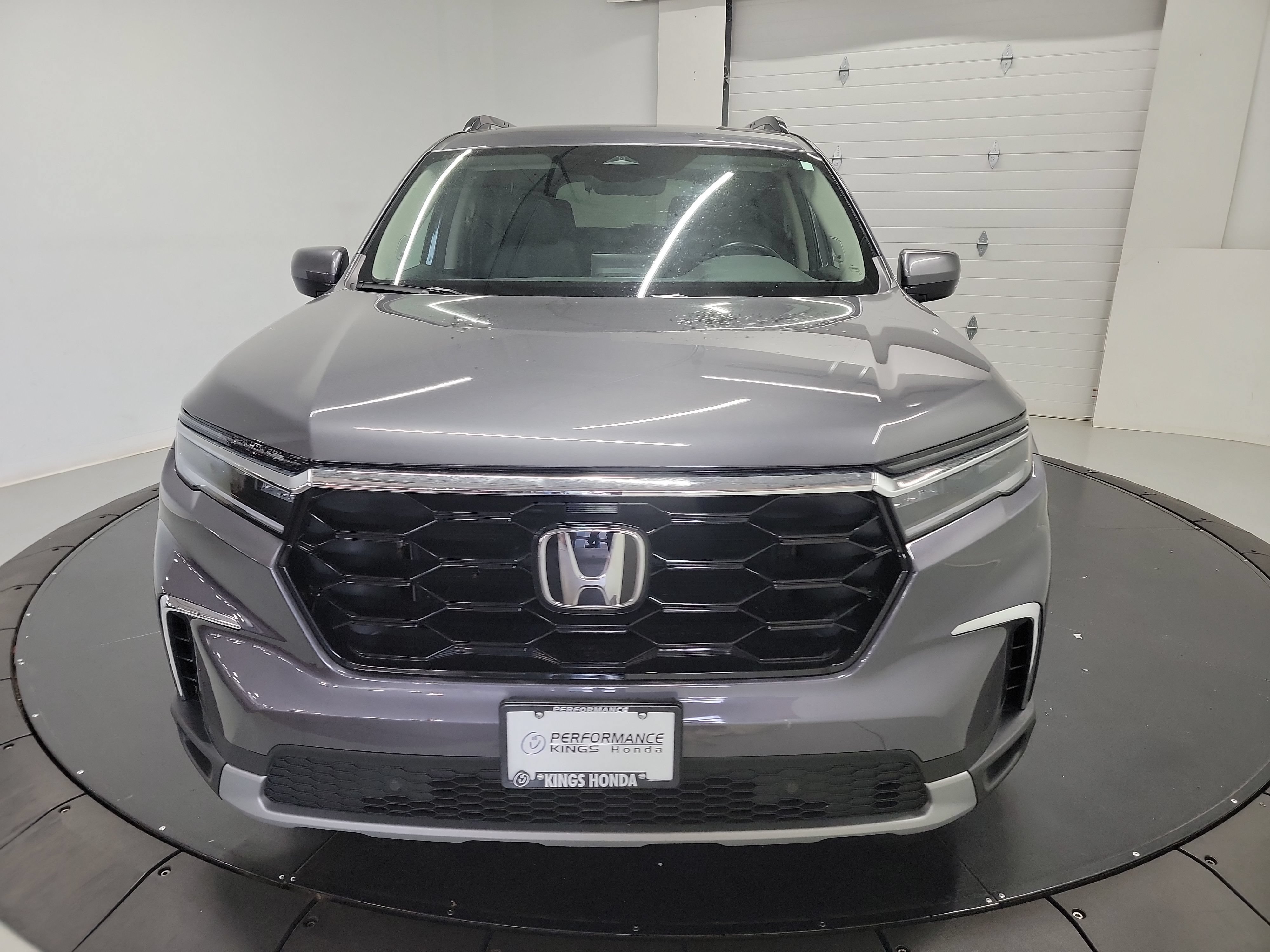 Used 2025 Honda Pilot Touring image 2