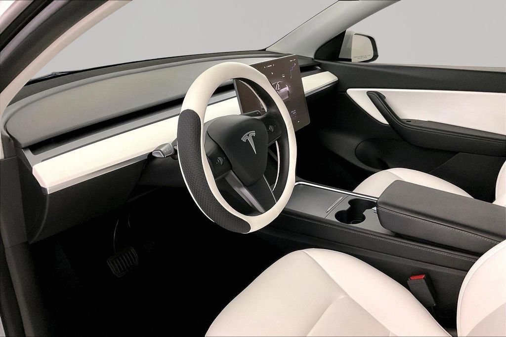 Used 2022 Tesla Model Y Long Range image 16