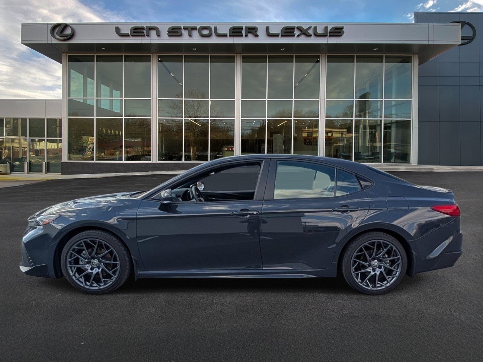 Used 2025 Toyota Camry SE image 6