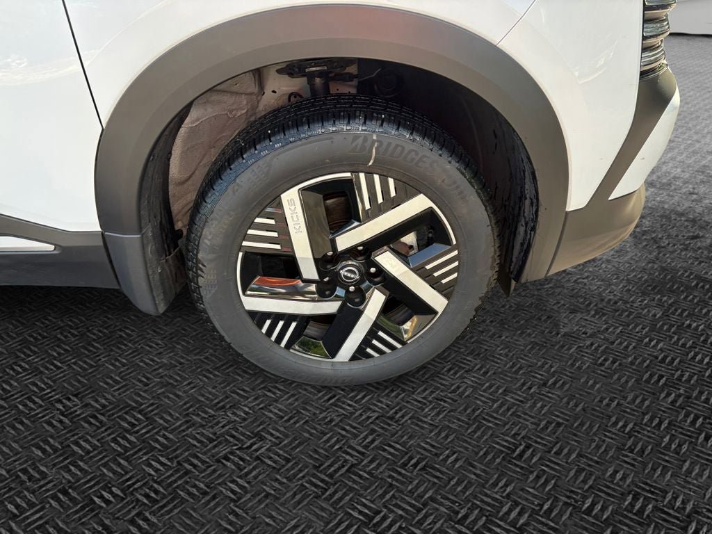 Used 2025 Nissan Kicks SV FWD image 11