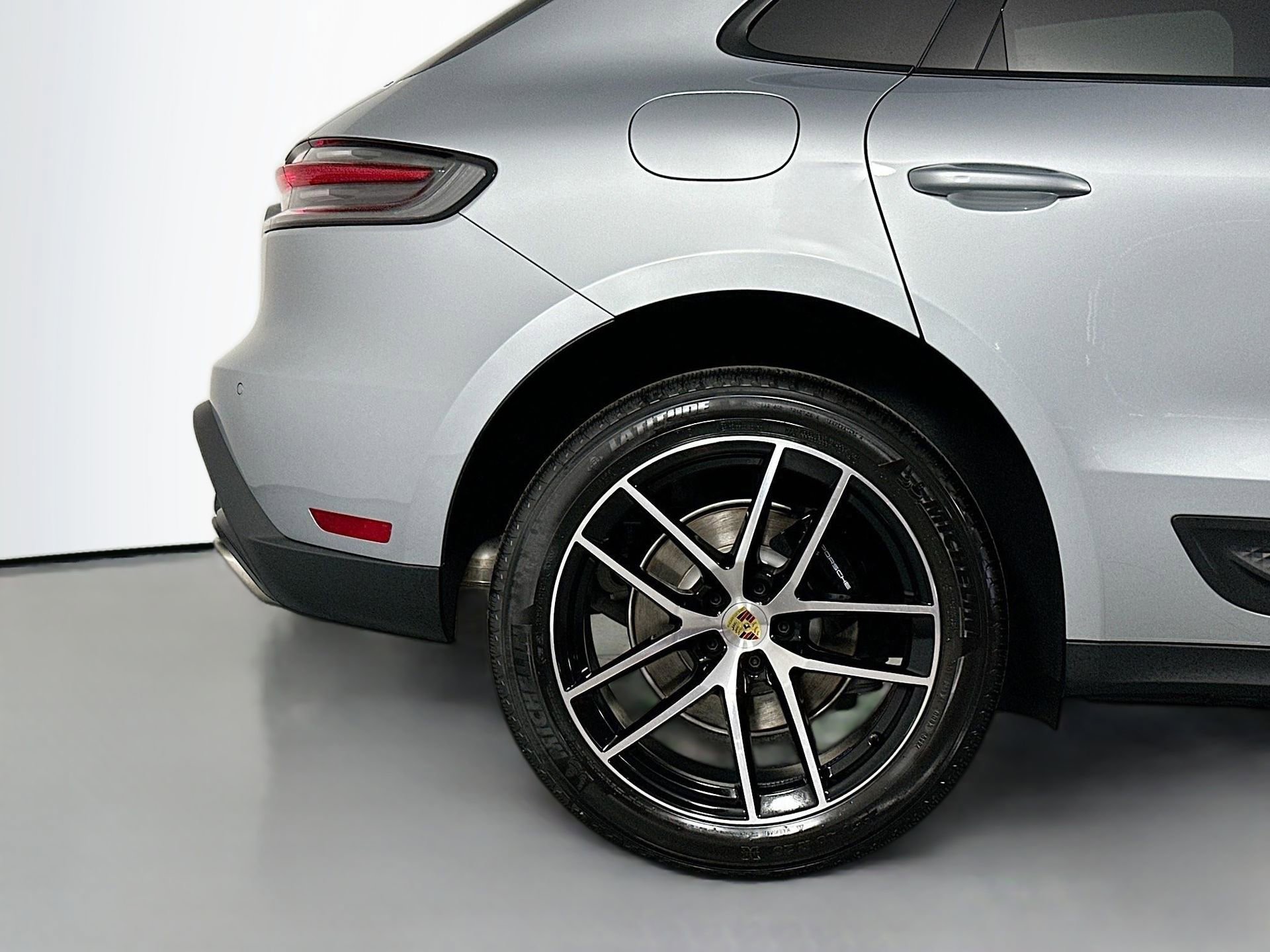 Certified 2025 Porsche Macan image 13