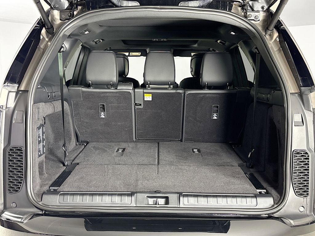 Used 2025 Land Rover Discovery Dynamic SE image 18