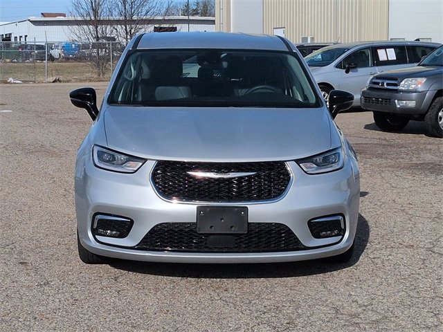 Used 2024 Chrysler Pacifica Touring-L image 8