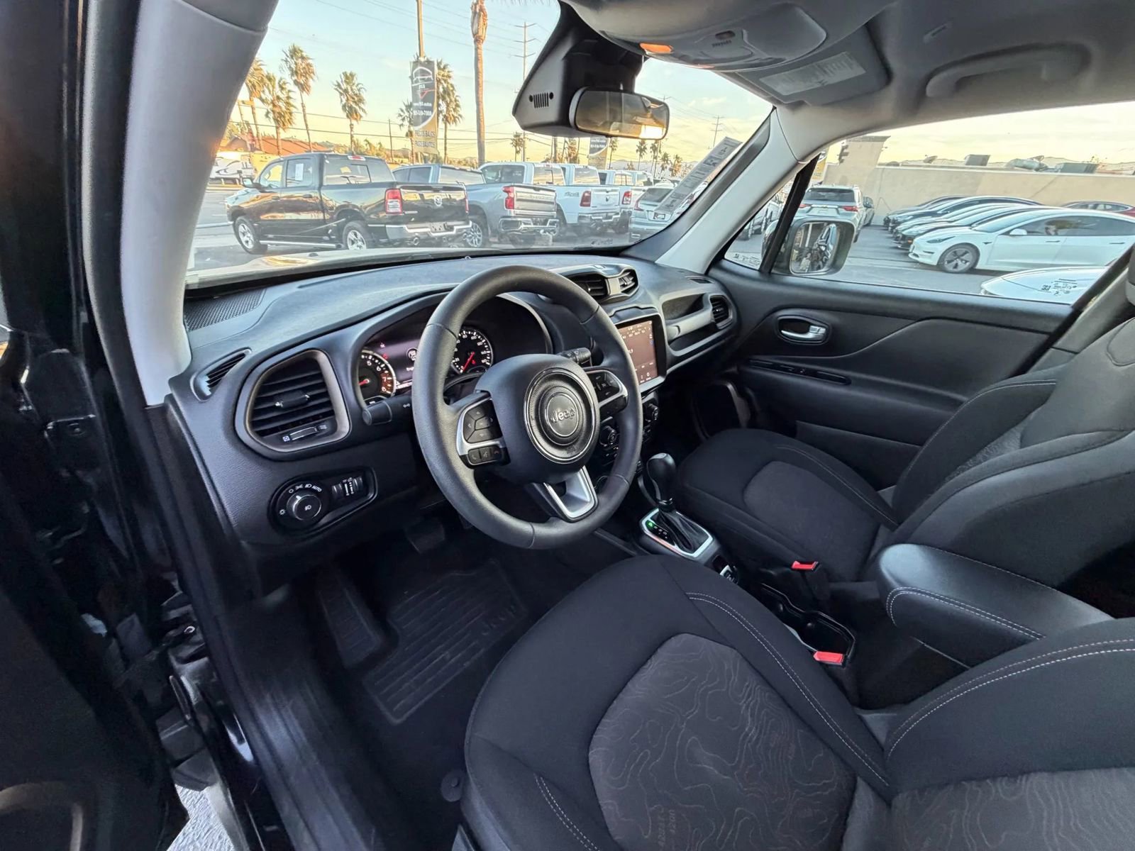 Used 2023 Jeep Renegade Latitude image 10