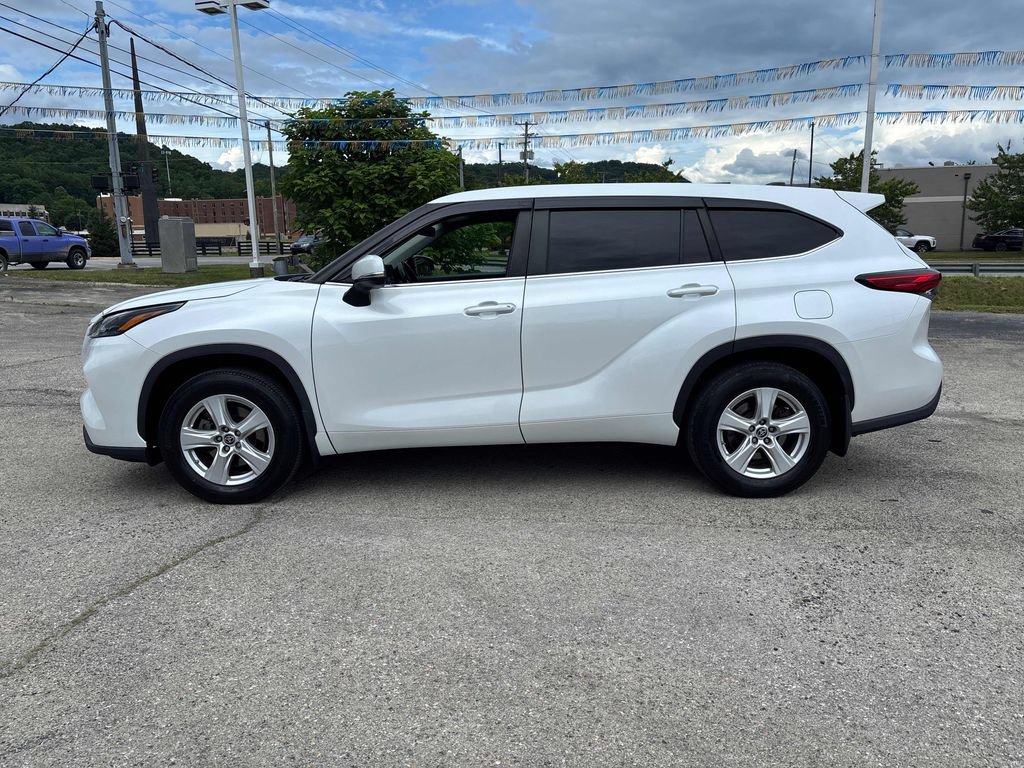 Used 2023 Toyota Highlander LE AWD/4WD image 2