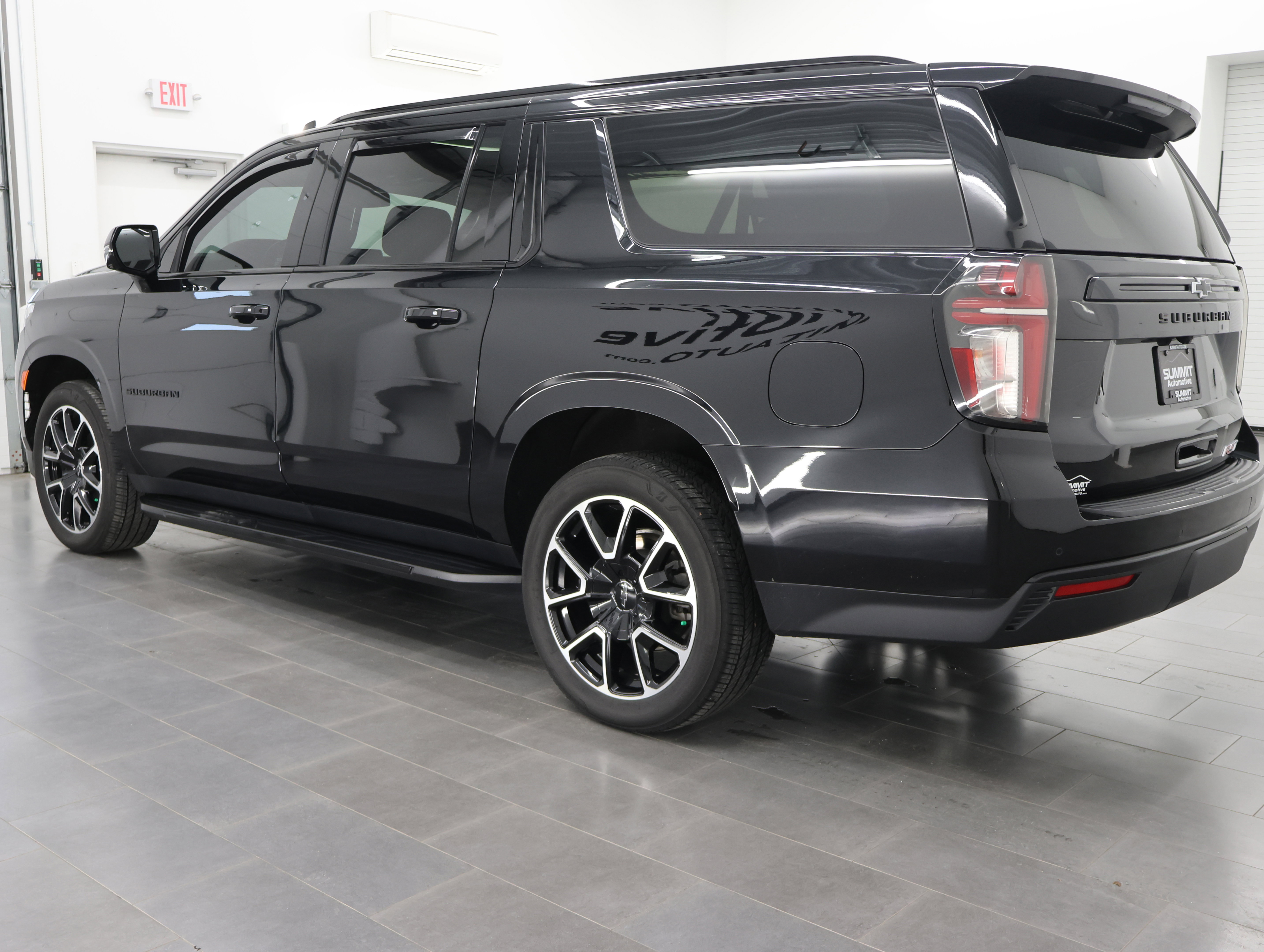 Used 2023 Chevrolet Suburban RST w/ Luxury Package AWD/4WD image 6