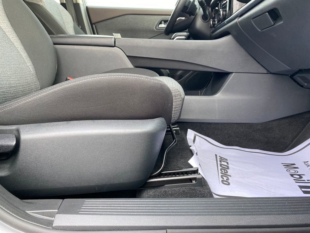 Used 2023 Nissan Rogue SV image 12