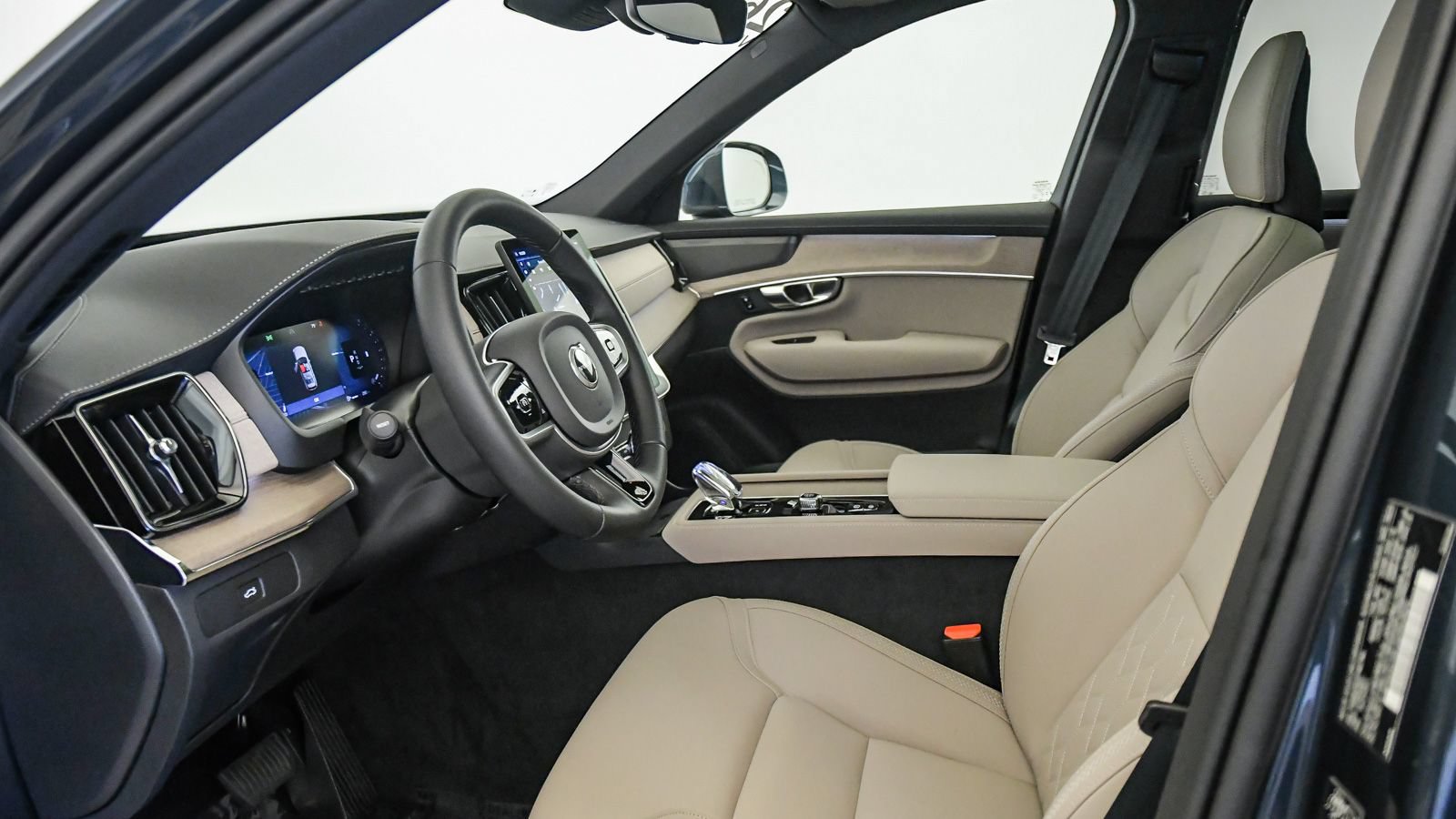 Certified 2026 Volvo XC90 B6 Plus w/ Protection Package AWD/4WD image 17