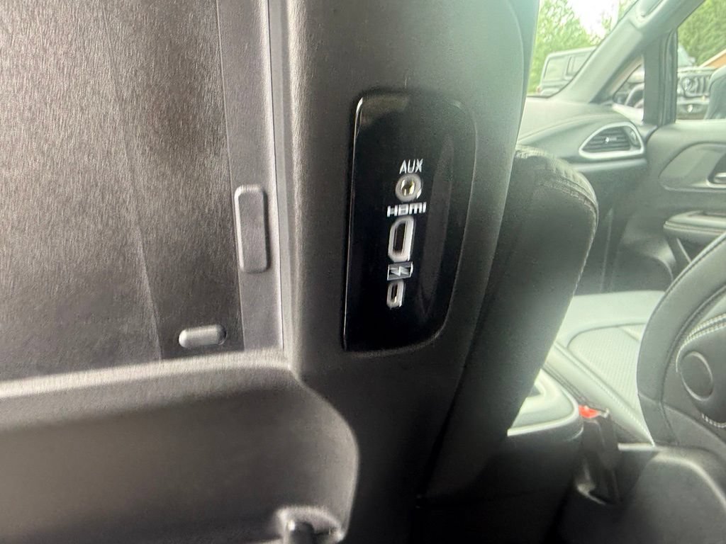 Used 2025 Chrysler Pacifica Select w/ Uconnect Theater Family Group AWD/4WD image 42