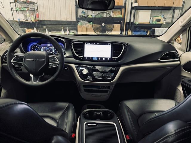 Used 2024 Chrysler Pacifica Touring-L image 27