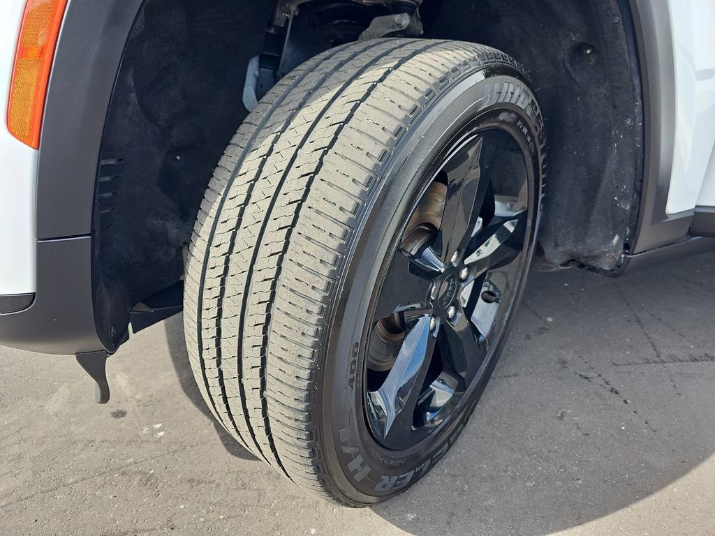 Used 2023 Jeep Grand Cherokee L Laredo image 36