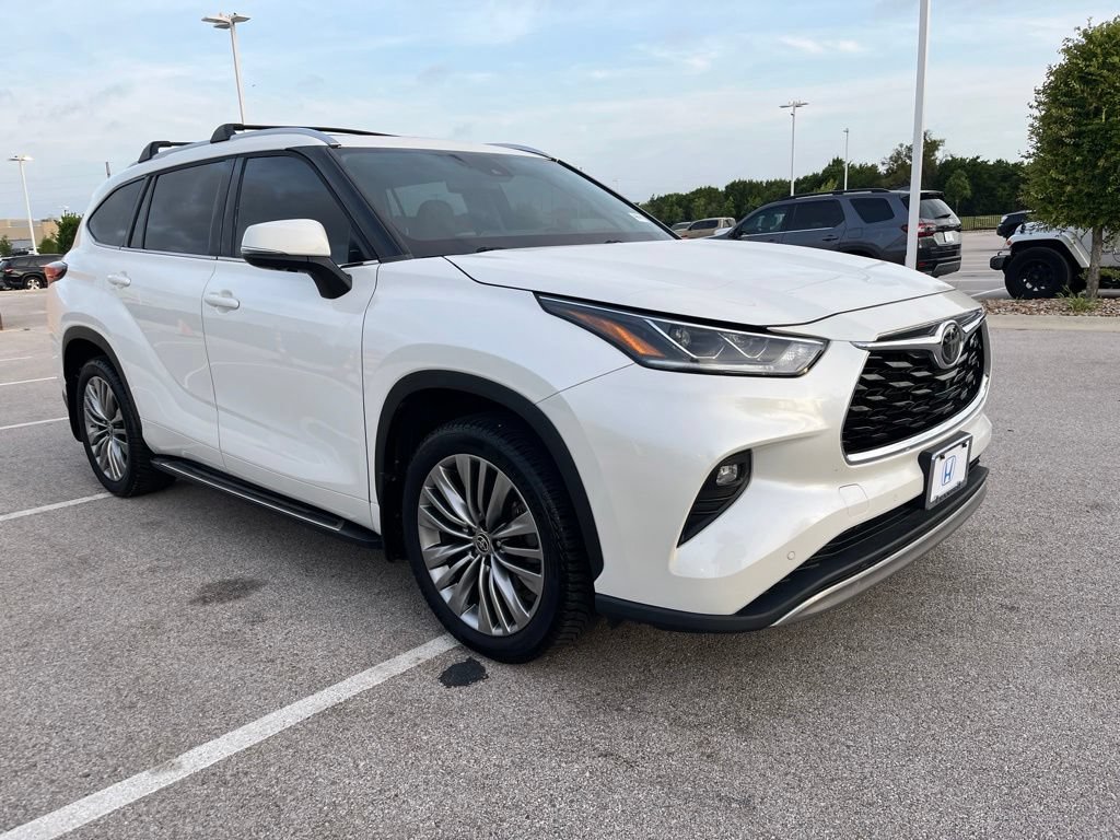 Used 2021 Toyota Highlander Platinum FWD image 3