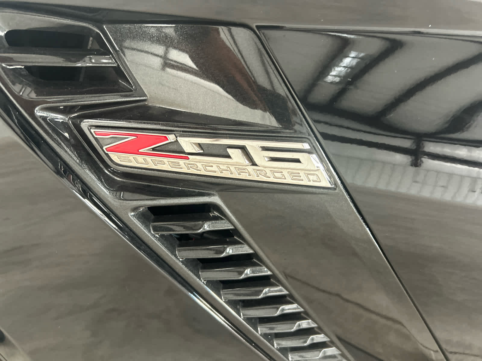 Used 2015 Chevrolet Corvette Z06 w/ 3LZ Preferred Equipment Group image 9