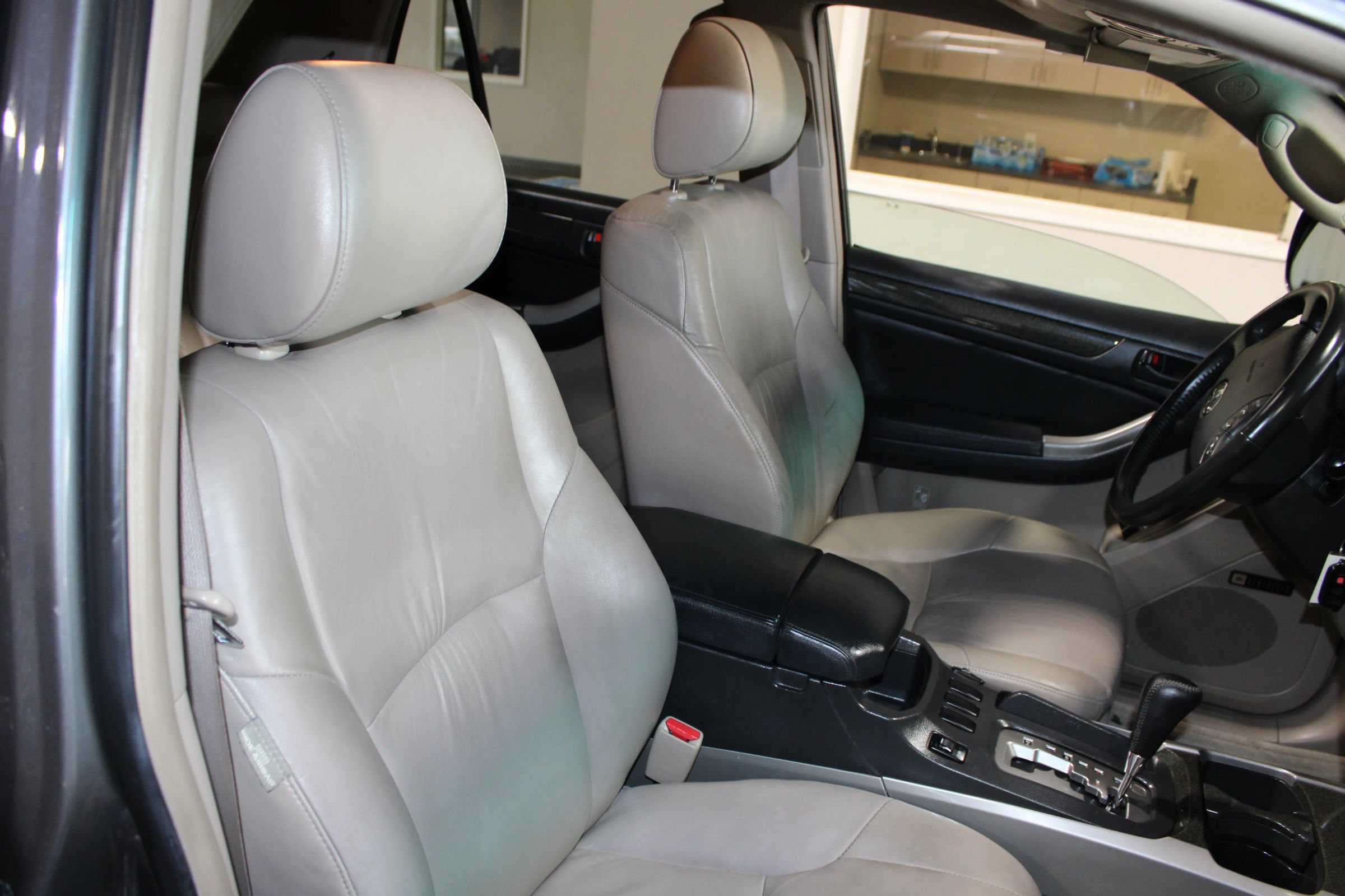 Used 2004 Toyota 4Runner Limited w/ Preferred Accessory Pkg RWD image 29