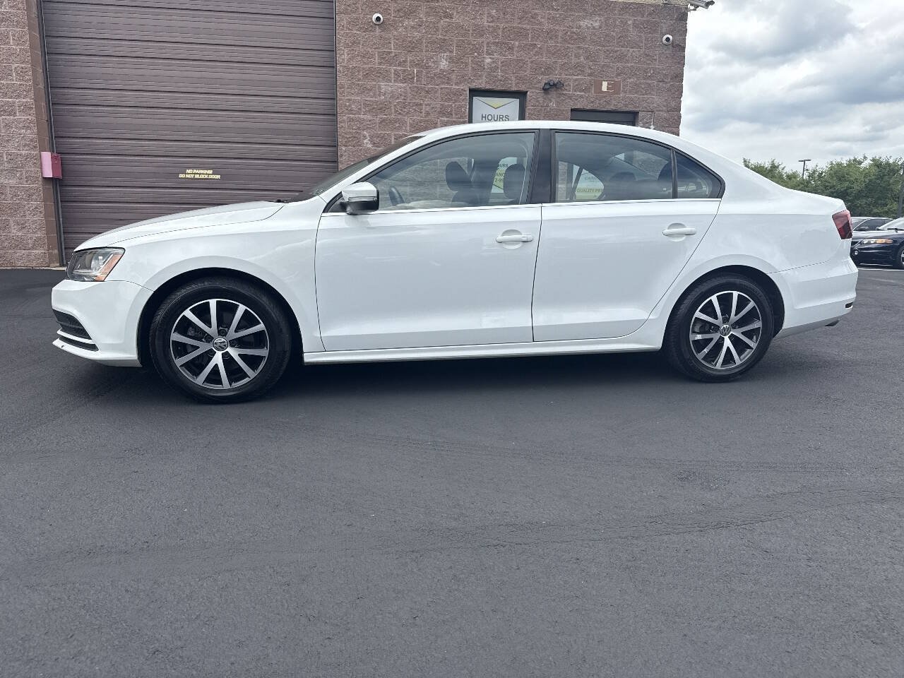 Used 2017 Volkswagen Jetta SE FWD image 2