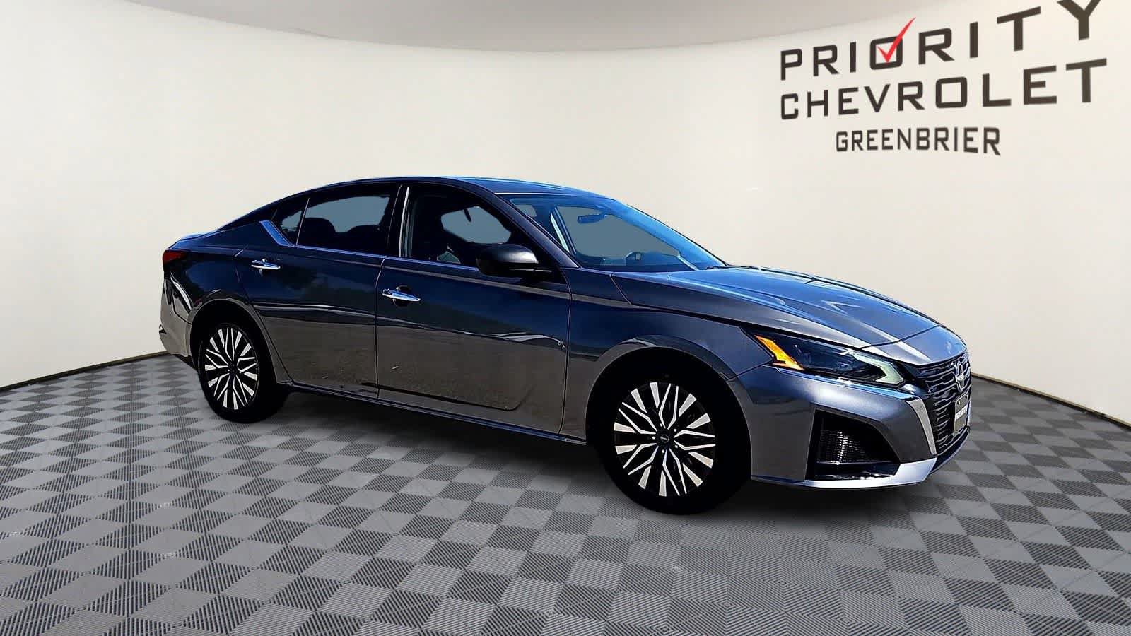 Used 2024 Nissan Altima 2.5 SV FWD image 2