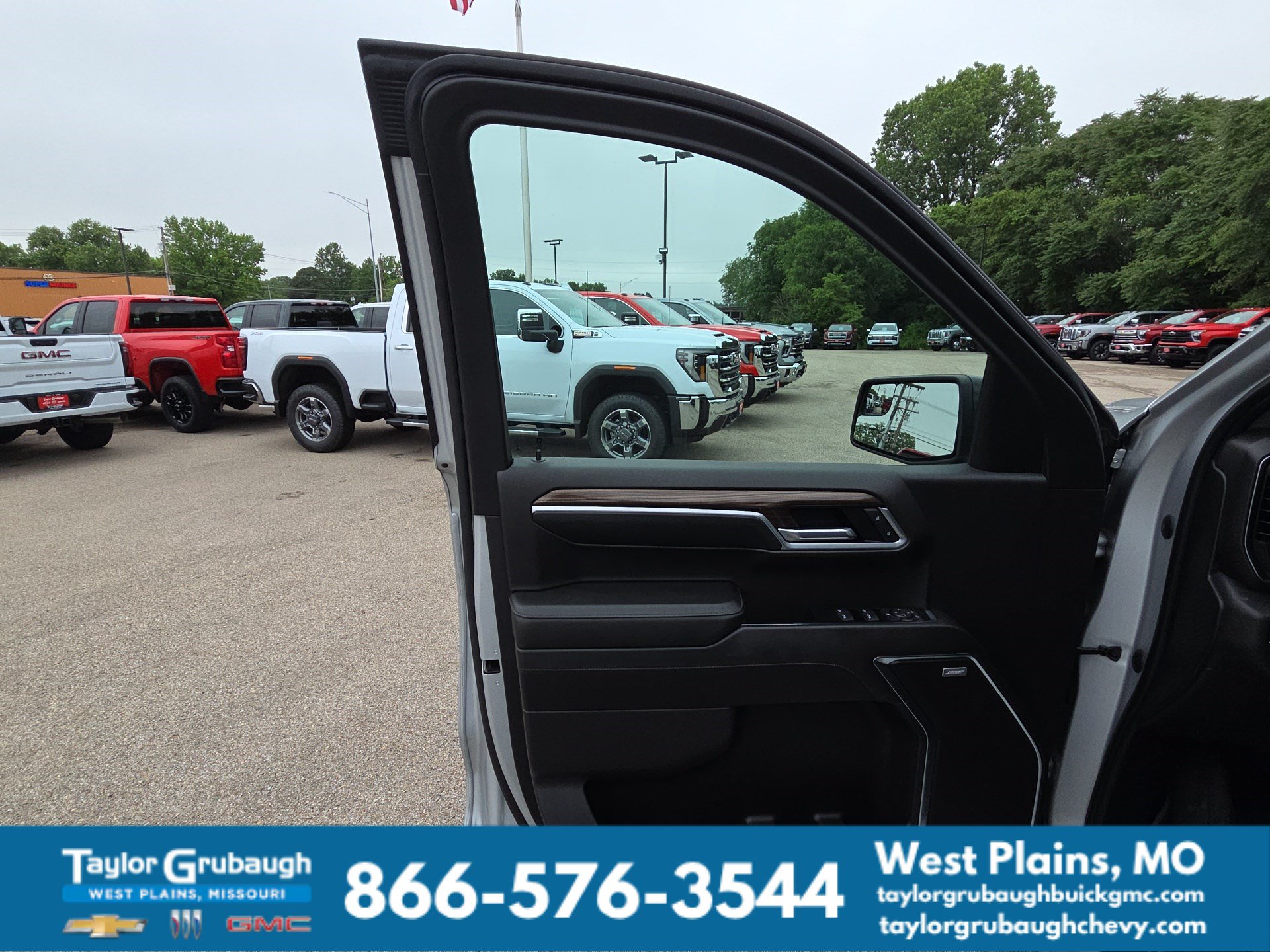 Used 2022 Chevrolet Silverado 1500 RST w/ Convenience Package II AWD/4WD image 14