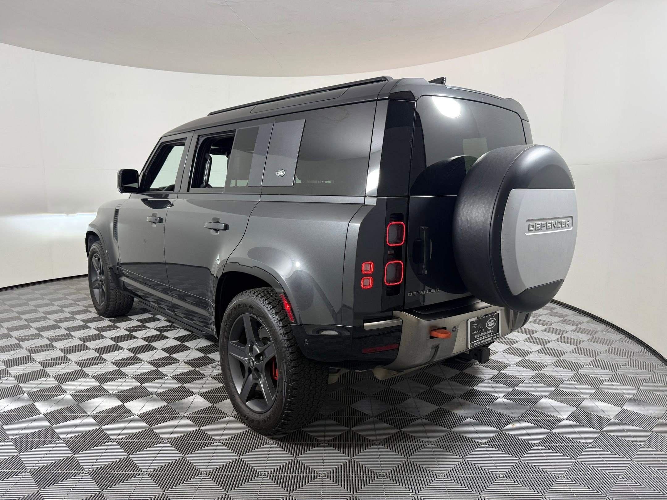 Used 2021 Land Rover Defender 110 X image 3