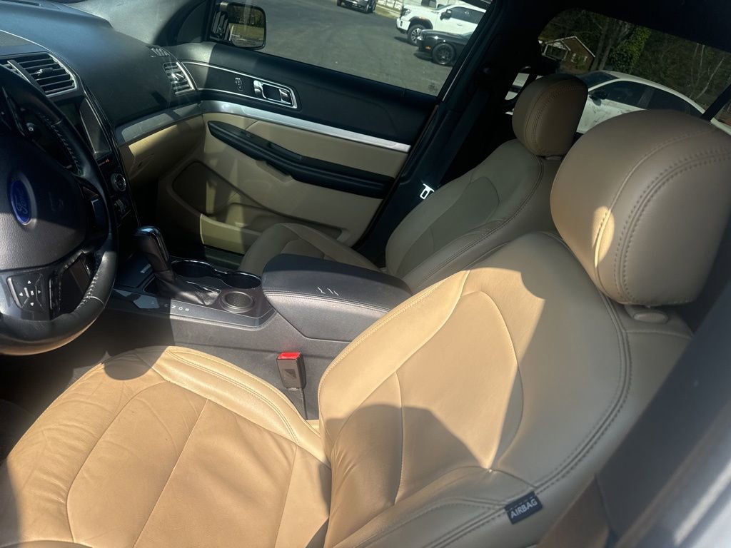 Used 2017 Ford Explorer XLT w/ Equipment Group 202A image 5