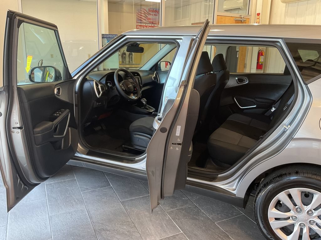 Used 2025 Kia Soul LX FWD image 10