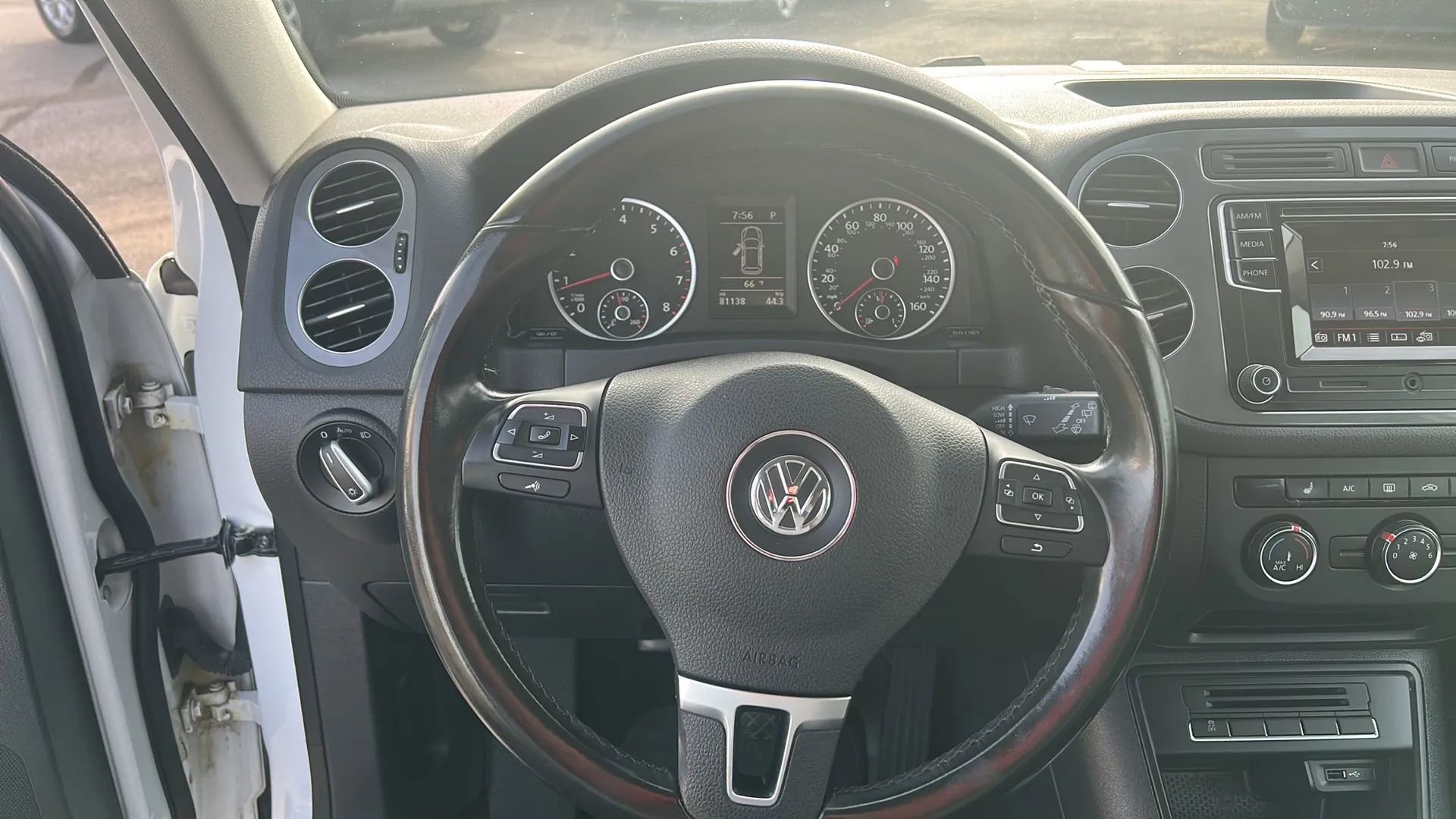 Used 2016 Volkswagen Tiguan SE image 32