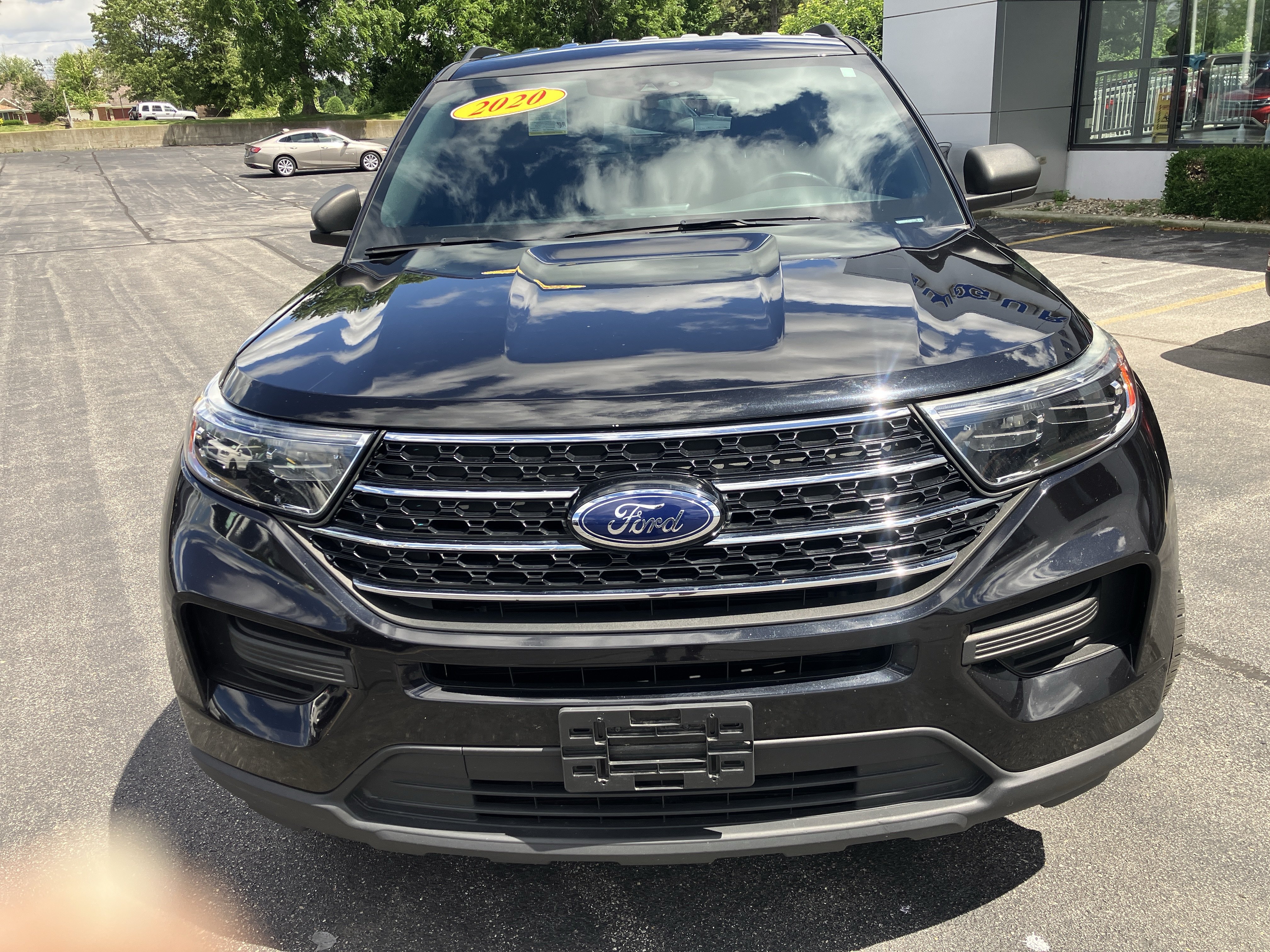 Used 2020 Ford Explorer XLT w/ Class III Trailer Tow Package AWD/4WD image 2