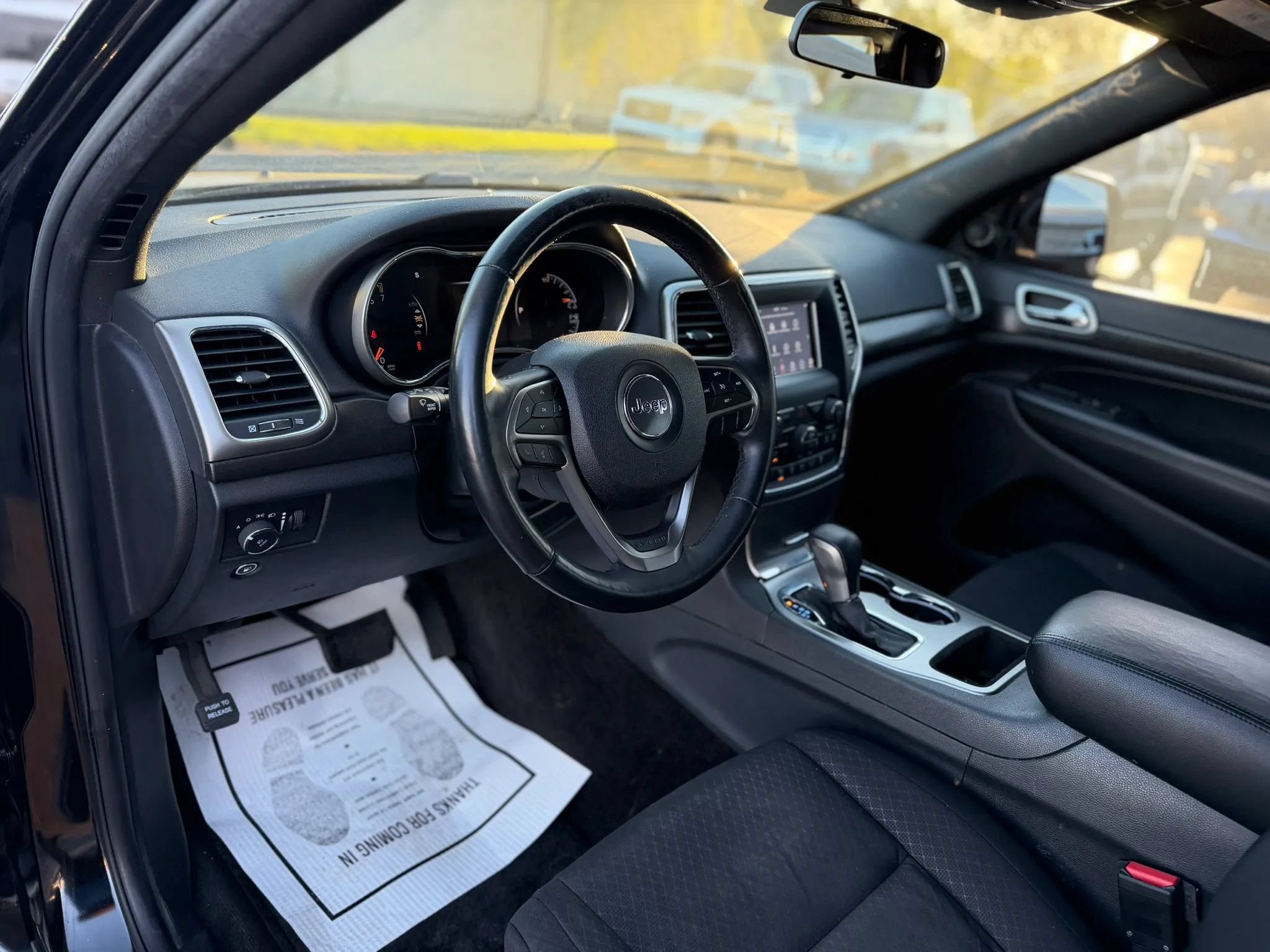Used 2018 Jeep Grand Cherokee Laredo AWD/4WD image 9